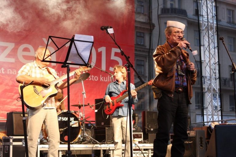 V rámci kulturního programu se na plzeňském náměstí Republiky představili mimo jiné Jan Vyčítal & Zelenáči, skupiny Taxmeni, Cop, BlueGate, Michal Tučný Revival nebo Jack Daniel. Nejvíce pozornosti přitahovali hosté nejvzácnější – váleční veteráni. Do atmosféry dnů osvobození přenesla návštěvníky i taneční zábava v retro stylu se skupinou Louisovi sirotci.
Slavnosti svobody  uzavřel v Plzni 6. května 2010 večer velký ohňostroj, který přihlížející diváci v závěru ocenili potleskem. Předcházel mu kulturní program v sadovém okruhu města, ve kterém se představili lidé v dobovém oblečení, zahrála černošská kapela s Marilyn Monroe a stepaři, dále skupiny Foligno, His Blue Star, Konrádyho malá dudácká kapela, Láďa Kerndl a Milan Benedikt Karpíšek. V ulicích byli také herci, kteří návštěvníkům přiblížili, jak vypadal život tehdejších obyvatel města a také některé historické momenty.
