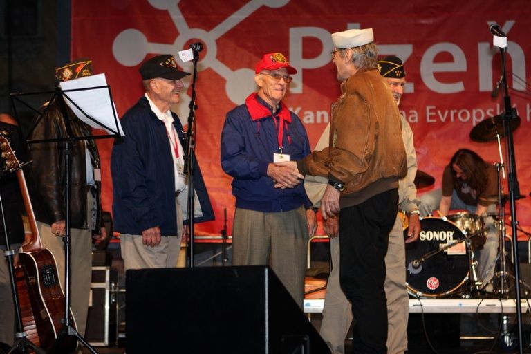 V rámci kulturního programu se na plzeňském náměstí Republiky představili mimo jiné Jan Vyčítal & Zelenáči, skupiny Taxmeni, Cop, BlueGate, Michal Tučný Revival nebo Jack Daniel. Nejvíce pozornosti přitahovali hosté nejvzácnější – váleční veteráni. Do atmosféry dnů osvobození přenesla návštěvníky i taneční zábava v retro stylu se skupinou Louisovi sirotci.
Slavnosti svobody  uzavřel v Plzni 6. května 2010 večer velký ohňostroj, který přihlížející diváci v závěru ocenili potleskem. Předcházel mu kulturní program v sadovém okruhu města, ve kterém se představili lidé v dobovém oblečení, zahrála černošská kapela s Marilyn Monroe a stepaři, dále skupiny Foligno, His Blue Star, Konrádyho malá dudácká kapela, Láďa Kerndl a Milan Benedikt Karpíšek. V ulicích byli také herci, kteří návštěvníkům přiblížili, jak vypadal život tehdejších obyvatel města a také některé historické momenty.