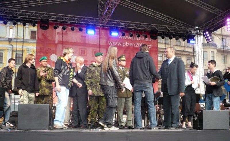 Studenti plzeňských škol se zapojili do druhého ročníku hry Osvoboď Plzeň. V prvním kole hry na týmy je čekal test znalostí, které se týkaly druhé světové války, osvobození Plzně a Slavností svobody. Dvanáct nejúspěšnějších družstev postoupilo do druhého kola.  Finálové boje se konaly 1. května 2010 v rámci programu Slavností svobody. Zvítězilo družstvo studentů nazvané Rangers, kterému se podařilo obhájit vítězství z předchozího ročníku. Vítězné družstvo čekal dvoudenní pobyt ve Vojenském výcvikovém prostoru Libavá, kde se na svoji misi v Afghánistánu připravoval 6. kontingent provinčního rekonstrukčního týmu Logar.