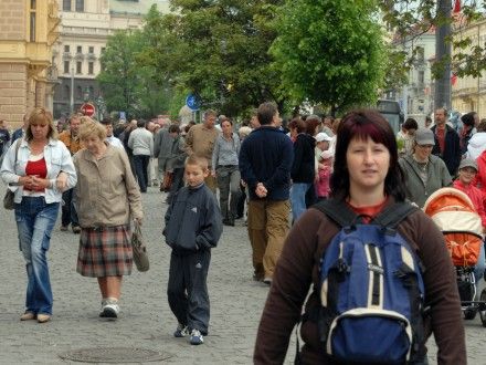 Přehlídková jízda kolony amerických historických vojenských vozidel