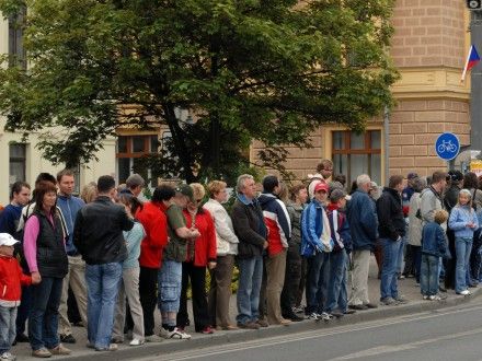 Přehlídková jízda kolony amerických historických vojenských vozidel