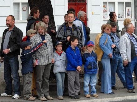 Přehlídková jízda kolony amerických historických vojenských vozidel