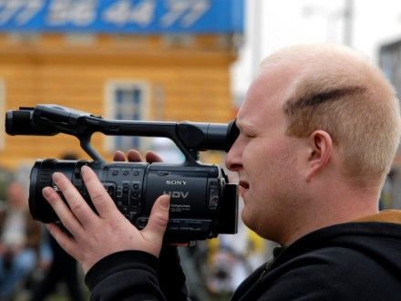 Přehlídková jízda kolony amerických historických vojenských vozidel