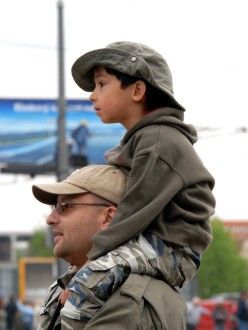 Přehlídková jízda kolony amerických historických vojenských vozidel