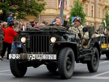 Přehlídková jízda kolony amerických historických vojenských vozidel