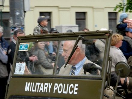 Přehlídková jízda kolony amerických historických vojenských vozidel