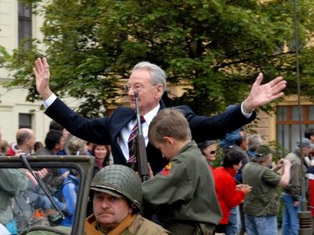 Přehlídková jízda kolony amerických historických vojenských vozidel