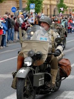 Přehlídková jízda kolony amerických historických vojenských vozidel