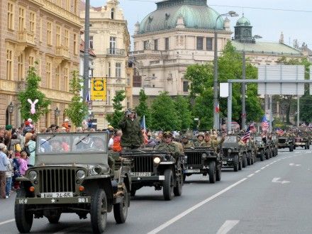 Přehlídková jízda kolony amerických historických vojenských vozidel