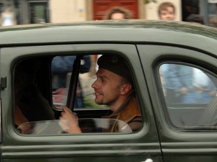 Přehlídková jízda kolony amerických historických vojenských vozidel