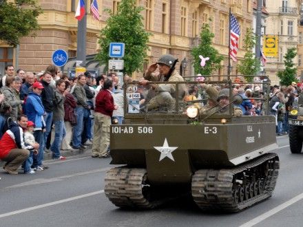 Přehlídková jízda kolony amerických historických vojenských vozidel