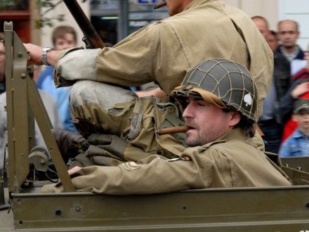 Přehlídková jízda kolony amerických historických vojenských vozidel