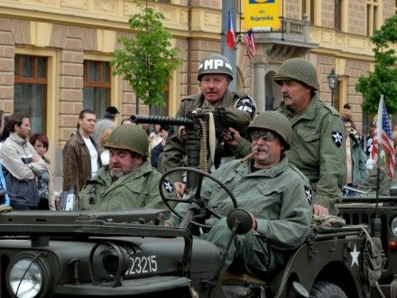 Přehlídková jízda kolony amerických historických vojenských vozidel