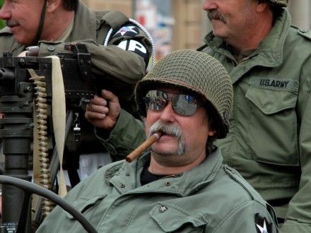 Přehlídková jízda kolony amerických historických vojenských vozidel