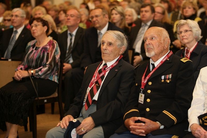Program pro veterány a významné hosty Slavností svobody 2010 pokračoval po skončení vzpomínkového aktu u památníku „Díky, Ameriko!“ slavnostním večerem v Měšťanské besedě. Zde primátor města předal válečným veteránům stříbrné pamětní medaile vyrobené speciálně k 65. výročí osvobození města americkou armádou.