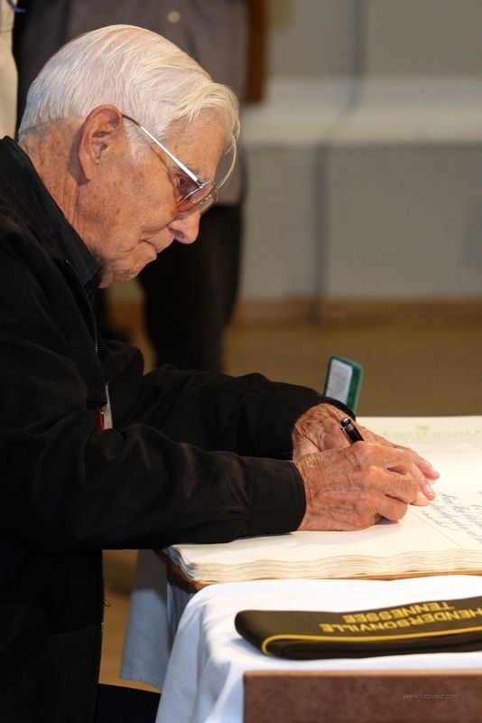 Program pro veterány a významné hosty Slavností svobody 2010 pokračoval po skončení vzpomínkového aktu u památníku „Díky, Ameriko!“ slavnostním večerem v Měšťanské besedě. Zde primátor města předal válečným veteránům stříbrné pamětní medaile vyrobené speciálně k 65. výročí osvobození města americkou armádou.