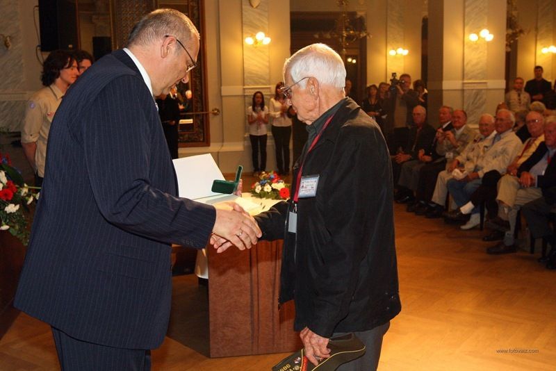 Program pro veterány a významné hosty Slavností svobody 2010 pokračoval po skončení vzpomínkového aktu u památníku „Díky, Ameriko!“ slavnostním večerem v Měšťanské besedě. Zde primátor města předal válečným veteránům stříbrné pamětní medaile vyrobené speciálně k 65. výročí osvobození města americkou armádou.