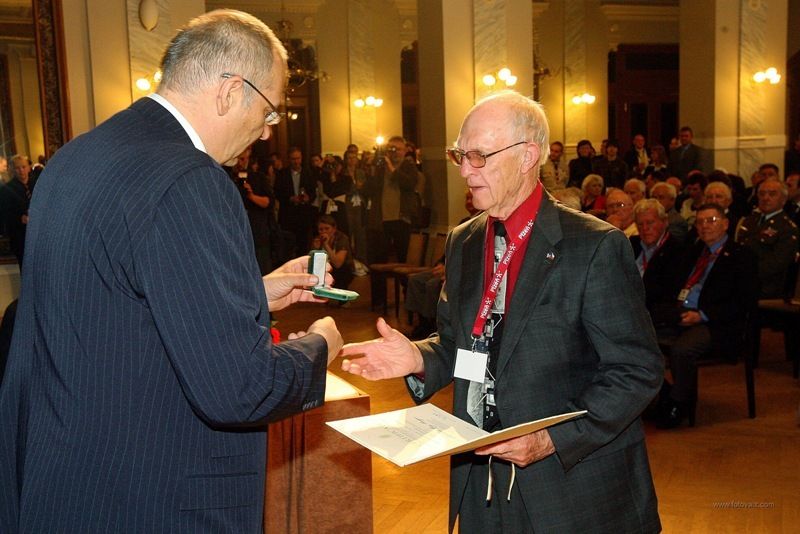 Program pro veterány a významné hosty Slavností svobody 2010 pokračoval po skončení vzpomínkového aktu u památníku „Díky, Ameriko!“ slavnostním večerem v Měšťanské besedě. Zde primátor města předal válečným veteránům stříbrné pamětní medaile vyrobené speciálně k 65. výročí osvobození města americkou armádou.