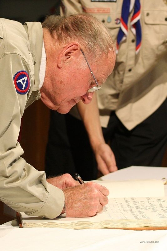 Program pro veterány a významné hosty Slavností svobody 2010 pokračoval po skončení vzpomínkového aktu u památníku „Díky, Ameriko!“ slavnostním večerem v Měšťanské besedě. Zde primátor města předal válečným veteránům stříbrné pamětní medaile vyrobené speciálně k 65. výročí osvobození města americkou armádou.