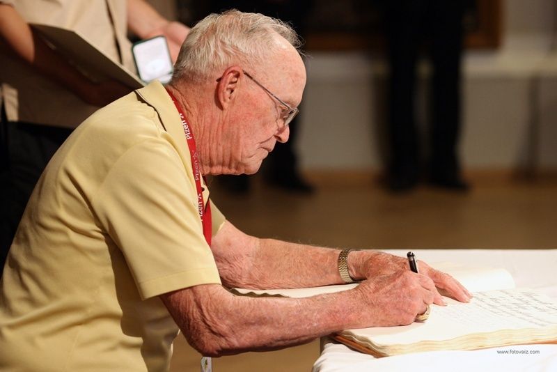 Program pro veterány a významné hosty Slavností svobody 2010 pokračoval po skončení vzpomínkového aktu u památníku „Díky, Ameriko!“ slavnostním večerem v Měšťanské besedě. Zde primátor města předal válečným veteránům stříbrné pamětní medaile vyrobené speciálně k 65. výročí osvobození města americkou armádou.