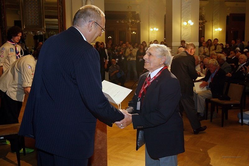 Program pro veterány a významné hosty Slavností svobody 2010 pokračoval po skončení vzpomínkového aktu u památníku „Díky, Ameriko!“ slavnostním večerem v Měšťanské besedě. Zde primátor města předal válečným veteránům stříbrné pamětní medaile vyrobené speciálně k 65. výročí osvobození města americkou armádou.