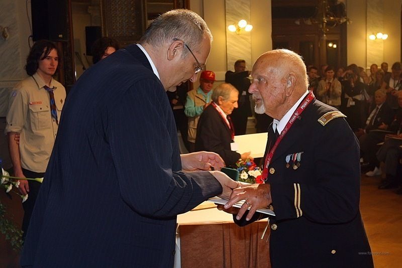 Program pro veterány a významné hosty Slavností svobody 2010 pokračoval po skončení vzpomínkového aktu u památníku „Díky, Ameriko!“ slavnostním večerem v Měšťanské besedě. Zde primátor města předal válečným veteránům stříbrné pamětní medaile vyrobené speciálně k 65. výročí osvobození města americkou armádou.