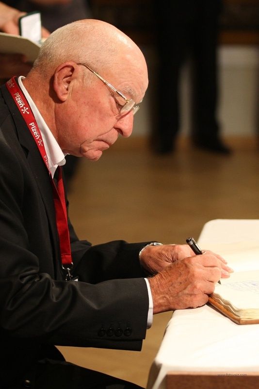 Program pro veterány a významné hosty Slavností svobody 2010 pokračoval po skončení vzpomínkového aktu u památníku „Díky, Ameriko!“ slavnostním večerem v Měšťanské besedě. Zde primátor města předal válečným veteránům stříbrné pamětní medaile vyrobené speciálně k 65. výročí osvobození města americkou armádou.