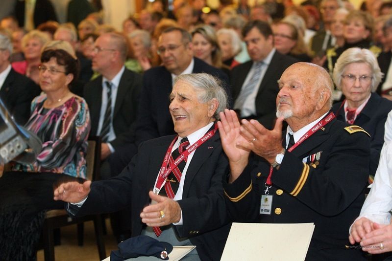 Program pro veterány a významné hosty Slavností svobody 2010 pokračoval po skončení vzpomínkového aktu u památníku „Díky, Ameriko!“ slavnostním večerem v Měšťanské besedě. Zde primátor města předal válečným veteránům stříbrné pamětní medaile vyrobené speciálně k 65. výročí osvobození města americkou armádou.