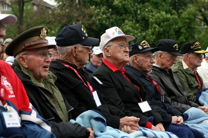 V doprovodu džípů Klubu 2. pěší divize Plzeň se odpoledne veteráni vrátili ve středu, 5. května 2010, do Plzně, kde se zúčastnili pietního aktu u Památníku obětem I. a II. odboje, obětem válek a boje proti fašismu na náměstí Míru. Veteráni převzali pamětní listy, které při příležitosti 65. výročí osvobození města Plzně připravil pod záštitou plzeňského primátora Letecký historický klub ve spolupráci se Svazem Letců (odbočka č. 4 generála Lišky).