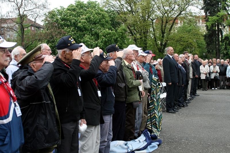 V doprovodu džípů Klubu 2. pěší divize Plzeň se odpoledne veteráni vrátili ve středu, 5. května 2010, do Plzně, kde se zúčastnili pietního aktu u Památníku obětem I. a II. odboje, obětem válek a boje proti fašismu na náměstí Míru. Veteráni převzali pamětní listy, které při příležitosti 65. výročí osvobození města Plzně připravil pod záštitou plzeňského primátora Letecký historický klub ve spolupráci se Svazem Letců (odbočka č. 4 generála Lišky).
