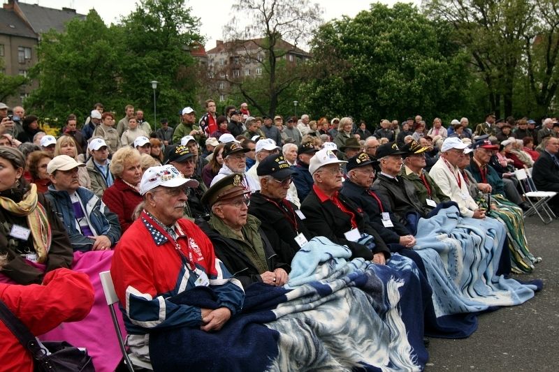 V doprovodu džípů Klubu 2. pěší divize Plzeň se odpoledne veteráni vrátili ve středu, 5. května 2010, do Plzně, kde se zúčastnili pietního aktu u Památníku obětem I. a II. odboje, obětem válek a boje proti fašismu na náměstí Míru. Veteráni převzali pamětní listy, které při příležitosti 65. výročí osvobození města Plzně připravil pod záštitou plzeňského primátora Letecký historický klub ve spolupráci se Svazem Letců (odbočka č. 4 generála Lišky).