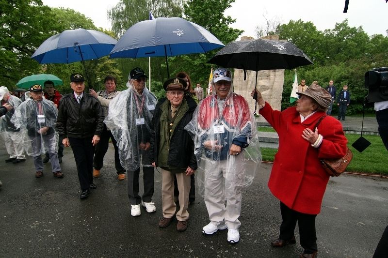 V doprovodu džípů Klubu 2. pěší divize Plzeň se odpoledne veteráni vrátili ve středu, 5. května 2010, do Plzně, kde se zúčastnili pietního aktu u Památníku obětem I. a II. odboje, obětem válek a boje proti fašismu na náměstí Míru. Veteráni převzali pamětní listy, které při příležitosti 65. výročí osvobození města Plzně připravil pod záštitou plzeňského primátora Letecký historický klub ve spolupráci se Svazem Letců (odbočka č. 4 generála Lišky).