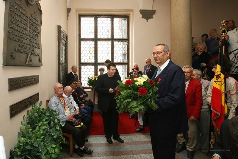 Fotografie z dalších pietních aktů konaných u příležitosti osvobození západních Čech americkou armádou, např. ze schodů plzeňské radnice, z Husovy ulice či Chodského náměstí.