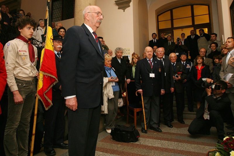 Fotografie z dalších pietních aktů konaných u příležitosti osvobození západních Čech americkou armádou, např. ze schodů plzeňské radnice, z Husovy ulice či Chodského náměstí.