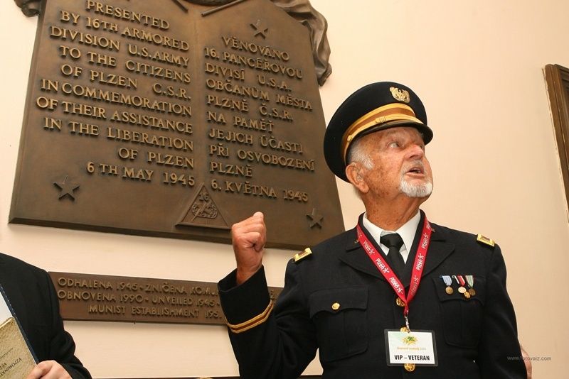 Fotografie z dalších pietních aktů konaných u příležitosti osvobození západních Čech americkou armádou, např. ze schodů plzeňské radnice, z Husovy ulice či Chodského náměstí.