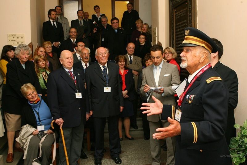 Fotografie z dalších pietních aktů konaných u příležitosti osvobození západních Čech americkou armádou, např. ze schodů plzeňské radnice, z Husovy ulice či Chodského náměstí.