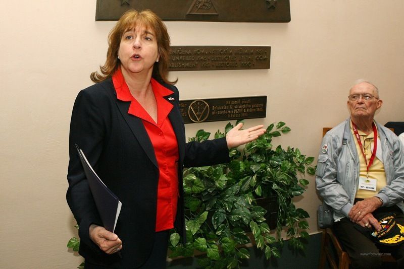 Fotografie z dalších pietních aktů konaných u příležitosti osvobození západních Čech americkou armádou, např. ze schodů plzeňské radnice, z Husovy ulice či Chodského náměstí.