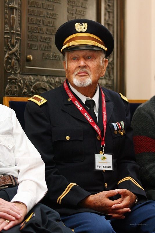 Fotografie z dalších pietních aktů konaných u příležitosti osvobození západních Čech americkou armádou, např. ze schodů plzeňské radnice, z Husovy ulice či Chodského náměstí.