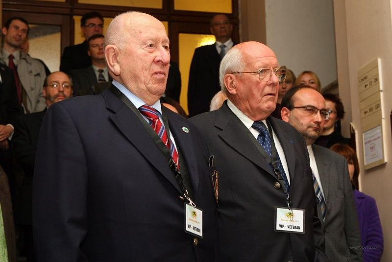 Fotografie z dalších pietních aktů konaných u příležitosti osvobození západních Čech americkou armádou, např. ze schodů plzeňské radnice, z Husovy ulice či Chodského náměstí.