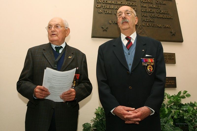 Fotografie z dalších pietních aktů konaných u příležitosti osvobození západních Čech americkou armádou, např. ze schodů plzeňské radnice, z Husovy ulice či Chodského náměstí.