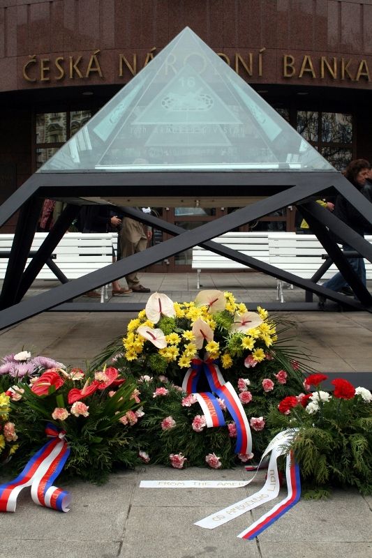 Fotografie z dalších pietních aktů konaných u příležitosti osvobození západních Čech americkou armádou, např. ze schodů plzeňské radnice, z Husovy ulice či Chodského náměstí.