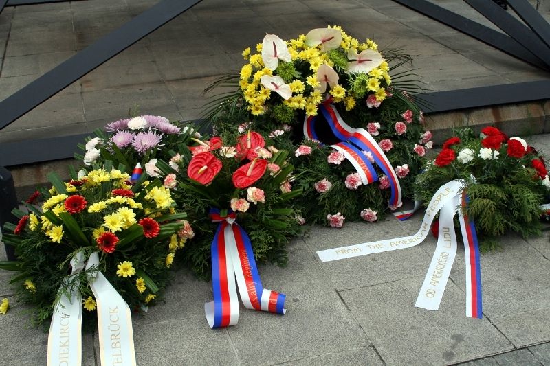 Fotografie z dalších pietních aktů konaných u příležitosti osvobození západních Čech americkou armádou, např. ze schodů plzeňské radnice, z Husovy ulice či Chodského náměstí.
