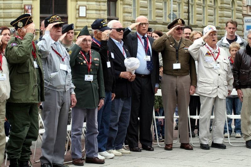 Fotografie z dalších pietních aktů konaných u příležitosti osvobození západních Čech americkou armádou, např. ze schodů plzeňské radnice, z Husovy ulice či Chodského náměstí.