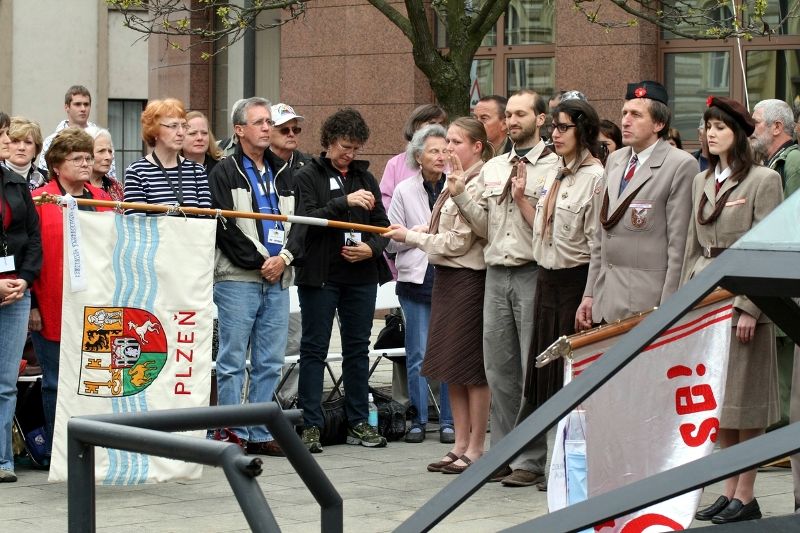 Fotografie z dalších pietních aktů konaných u příležitosti osvobození západních Čech americkou armádou, např. ze schodů plzeňské radnice, z Husovy ulice či Chodského náměstí.