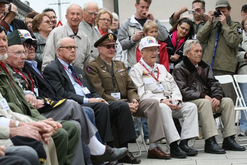 Fotografie z dalších pietních aktů konaných u příležitosti osvobození západních Čech americkou armádou, např. ze schodů plzeňské radnice, z Husovy ulice či Chodského náměstí.