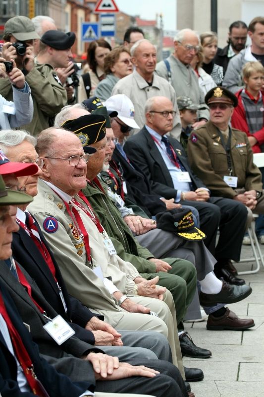 Fotografie z dalších pietních aktů konaných u příležitosti osvobození západních Čech americkou armádou, např. ze schodů plzeňské radnice, z Husovy ulice či Chodského náměstí.