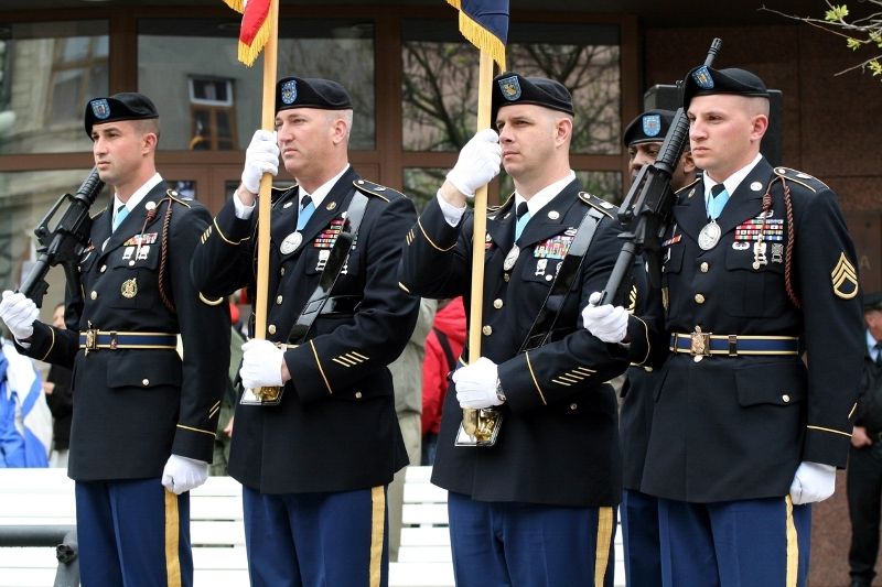 Fotografie z dalších pietních aktů konaných u příležitosti osvobození západních Čech americkou armádou, např. ze schodů plzeňské radnice, z Husovy ulice či Chodského náměstí.