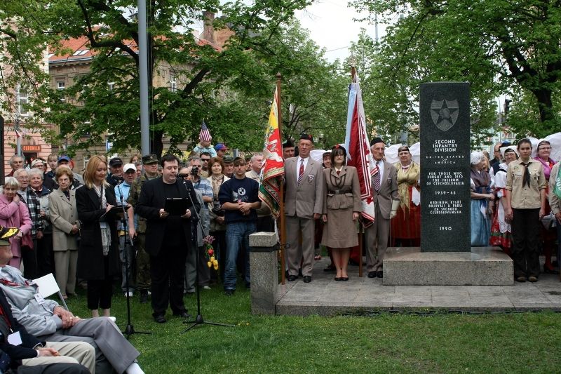 Fotografie z dalších pietních aktů konaných u příležitosti osvobození západních Čech americkou armádou, např. ze schodů plzeňské radnice, z Husovy ulice či Chodského náměstí.
