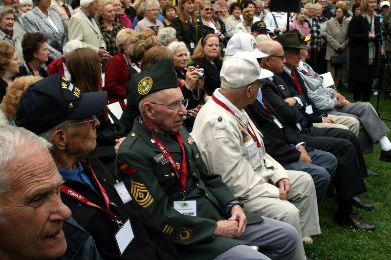 Fotografie z dalších pietních aktů konaných u příležitosti osvobození západních Čech americkou armádou, např. ze schodů plzeňské radnice, z Husovy ulice či Chodského náměstí.