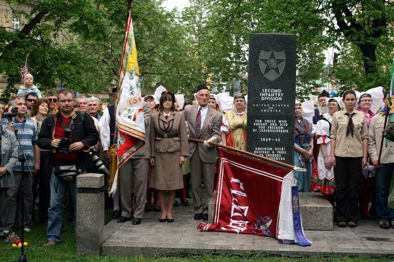 Fotografie z dalších pietních aktů konaných u příležitosti osvobození západních Čech americkou armádou, např. ze schodů plzeňské radnice, z Husovy ulice či Chodského náměstí.